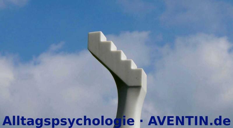 Alltagspsychologie · AVENTIN.de · Himmel Treppe Kunst Wolken Blau